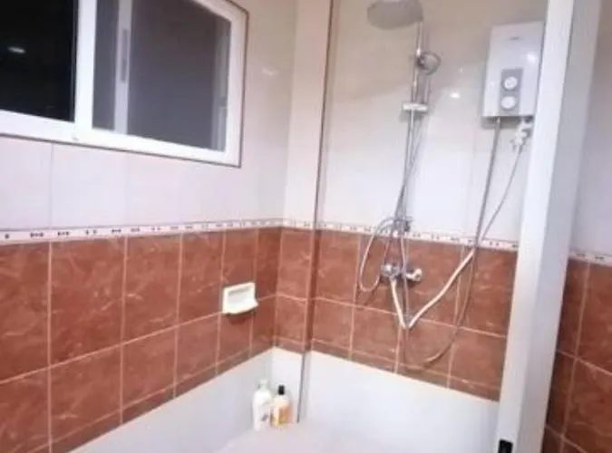 Lodge Cliff Syde 2br Whole Floor, Balcony And Seaviews