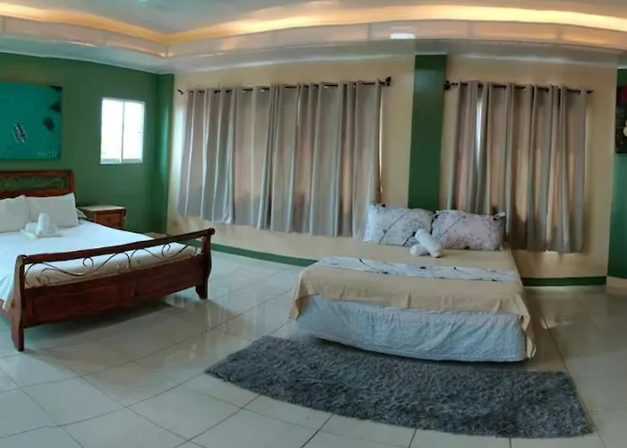 Cliff Syde 2br Whole Floor, Balcony And Seaviews *