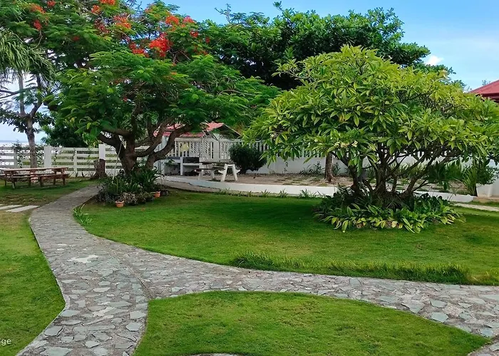 Cliff Syde 2br Whole Floor, Balcony And Seaviews *